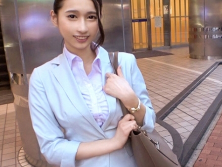 【美ボディOLを即ハメナンパ】『ダメ…仕事中なのに…』街中で声をかけた美脚OLが、我慢できずにチンポを受け入れ、仕事を忘れて美ボディを震わせながら激しく突かれまくる！♡