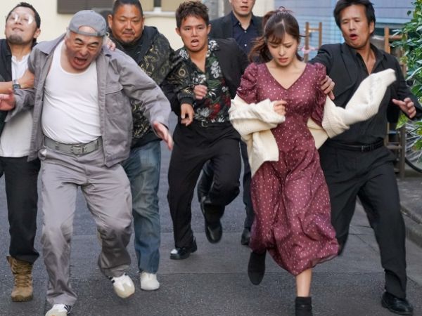 【地元NTR】『やめて…！』帰郷した元カレとの甘い再会も束の間、夜職時代のストーカー客に居場所を特定され、無理やり犯される…愛する彼の目の前で、無残にも汚されていく彼女の姿に胸糞悪い！