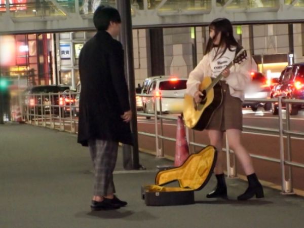 【現ナマ100万で彼氏持ちお姉さんを口説き落とす！】路上ミュージシャンの投げ銭ナンパ成功！ｗｗｗホテインで背面座位から立ちバックまで、彼氏には見せられないエロさ全開！