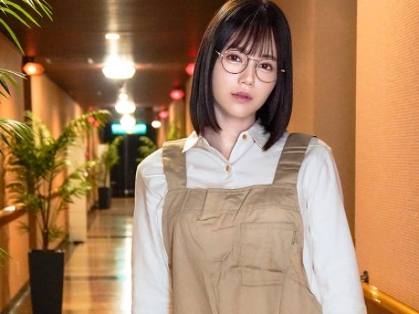 【陰キャ女子とダメニートの禁断同棲】『こんなの初めて…』ラブホ清掃員のウブな女子が不眠症ニートと急接近！中出しセックスで繋がる2人の甘くて危険な関係…ベッドの上で繰り広げられる濃厚な夜にドキドキが止まらない！♡