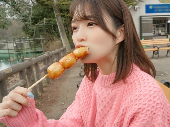 【コスプレJDの悲劇】撮影中にカメコオヤジに騙され、華奢ボディと剛毛マ○コを晒される！デカチン挿入に嫌悪感丸出しの表情が逆にエロい！！