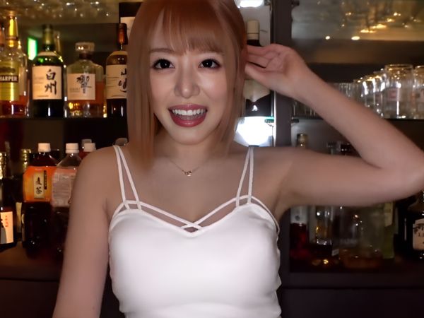 【スポーツバー店員の裏バイト】『気持ち良すぎて…』元気いっぱいなギャル店員が、裏でチンポをジュルジュル舐めまわし、騎乗位で激しく腰振り絶頂！♡