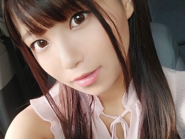 【車内乱交】地下駐車場でオナニーに没頭するスケベ女！欲求不満な痴女が男を誘惑し、車内で濃厚ベロチュー＆ねっとりフェラ！熱い生ハメカーセックスで互いの体を貪り、最後はたっぷり中出しでフィニッシュ！