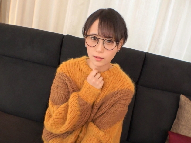 【メガネ美少女の裏の顔】清楚系インテリ女子、メガネの奥の淫乱本性！真面目そうな見た目とは裏腹に、肉棒で激しく突かれ、本能むき出しで感じまくる！！