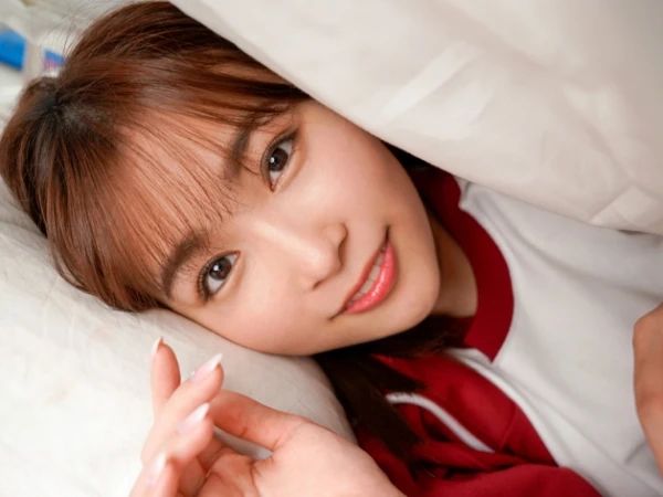 【巨乳彼女と保健室で】「挿れたい…」欲求不満の彼女が保健室で大胆に！制服着たままの着衣セックス♥フェラ＆手コキでたっぷりご奉仕、巨乳揺らして感じまくり！