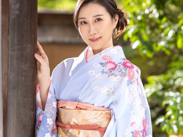 【着物美魔女の濃厚ご奉仕】熟れたカラダで誘惑する和装美人が、ベロチューからチンポ責めまで徹底的にご奉仕♡舌使いがエロすぎる極上プレイで男を骨抜きにする！
