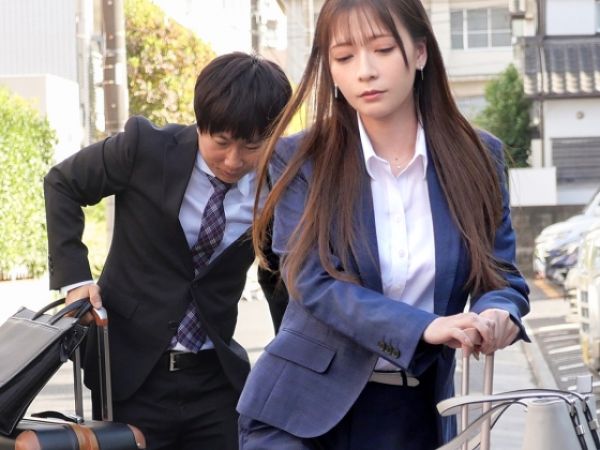 【出張相部屋】憧れの女上司とまさかの同室！？ 仕事モードから一転、風呂場で見せた痴女な本性…部下のチンコに貪りつくようにしゃぶり、濡れ髪のまま濃厚セックスに溺れる！