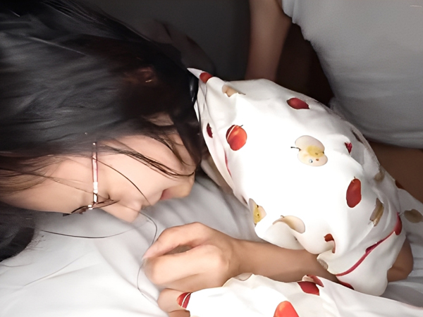 【無垢な美少女の悲劇】『助けて…』寮の管理人が夜這いレイプ！抵抗むなしく、無理やりハメられる美少女…嫌がる声が余計に興奮を誘う！暗闇で行われる強制セックス！